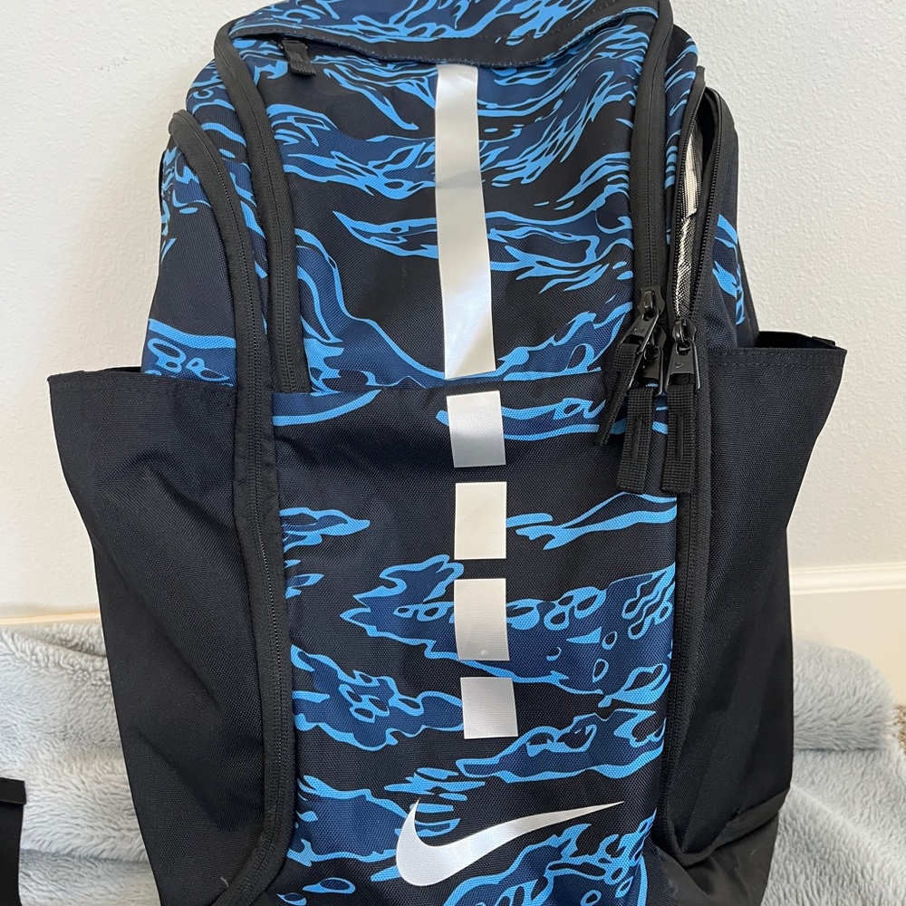 Nike Elite Hoops Men's Backpack in Black and Blue